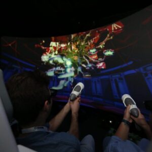 7Dモーションゲームアトラクションを楽しんている男性二人