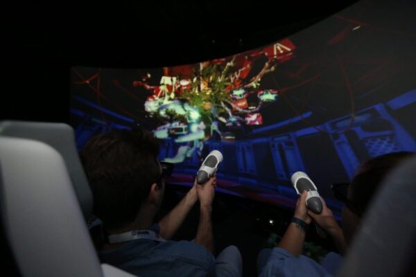 7Dモーションゲームアトラクションを楽しんている男性二人
