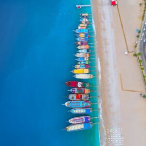 海の中のカラフルなボートの航空写真