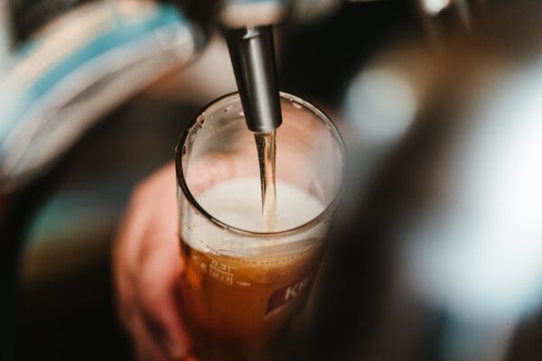 レストラン・ビールを注いでいる店員