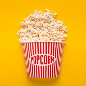 黄色い背景のバケツ・オブ・ポップコーン