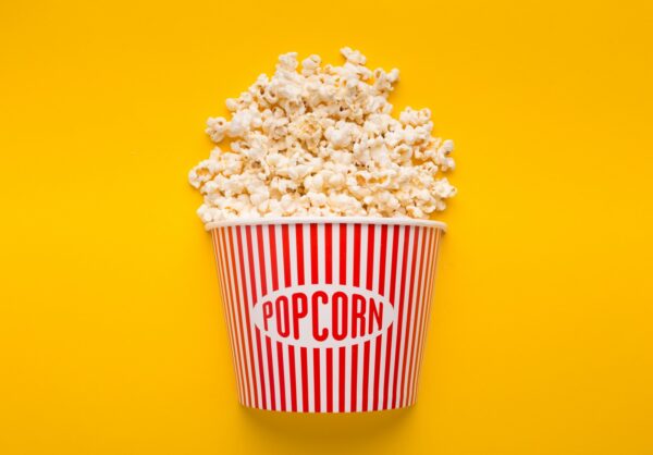 黄色い背景のバケツ・オブ・ポップコーン