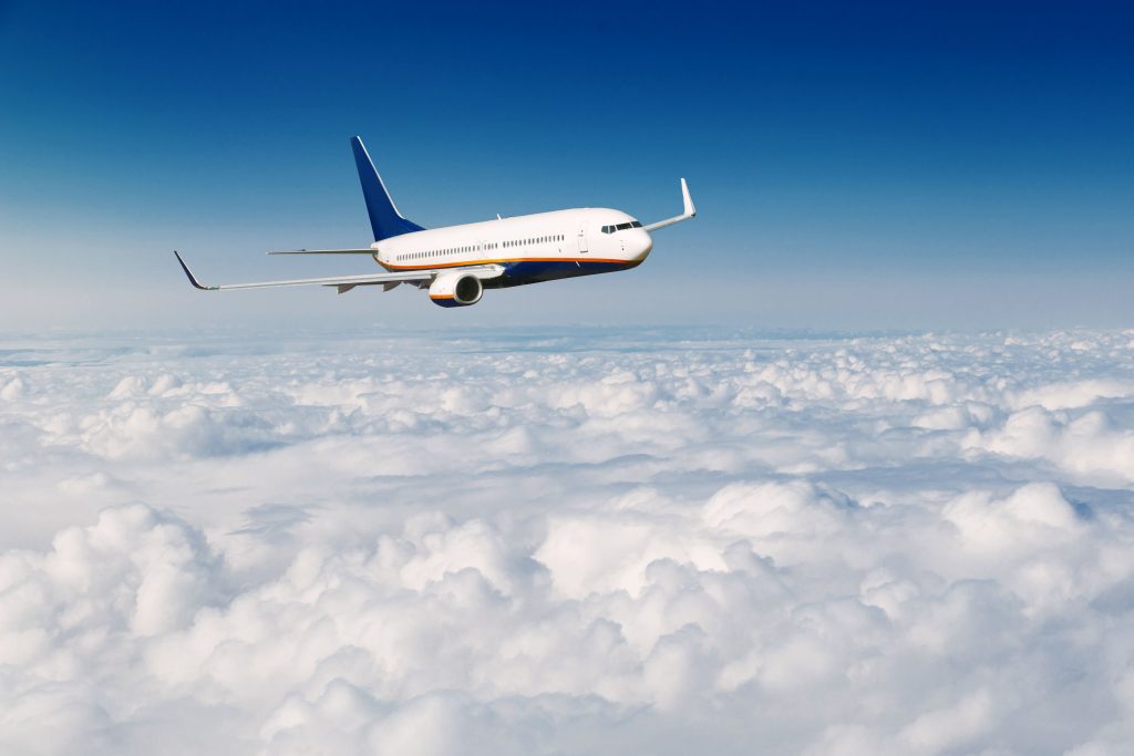 雲の上を飛ぶ民間飛行機