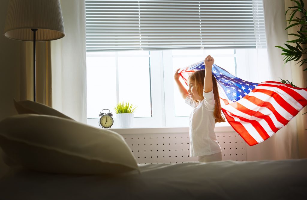 アメリカ国旗を持つ少女