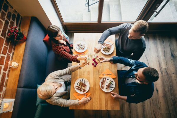 友人4人でレストランで乾杯-トップ・ビュー