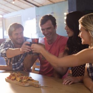 カウンターで飲食を楽しむ友人たち