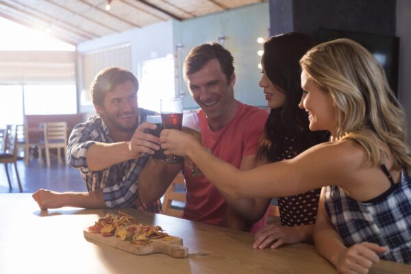 カウンターで飲食を楽しむ友人たち