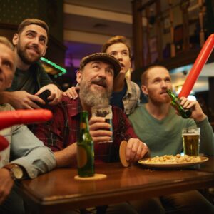 スポーツバーでテレビを見る友人たち