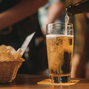 ビールを注ぐ・レストラン