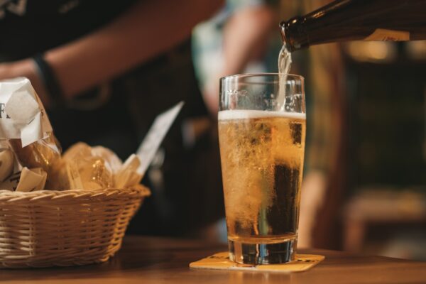 ビールを注ぐ・レストラン
