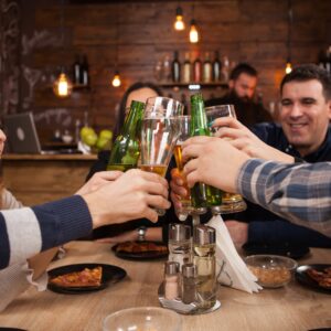 友人たちとビールを飲み、乾杯する・バー