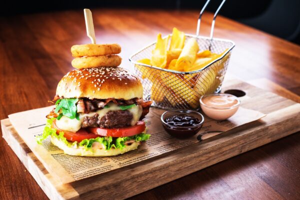 自家製ハンバーグ・フライドポテト添え・ファストフードレストラン