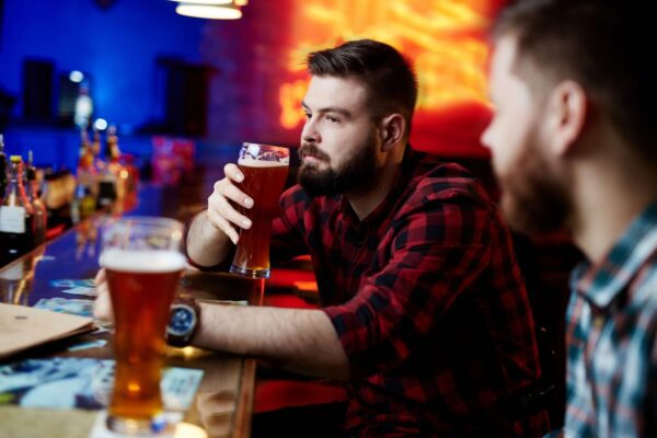 バーでビールを飲む男性