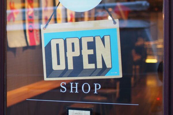 営業中の日本料理店の入り口