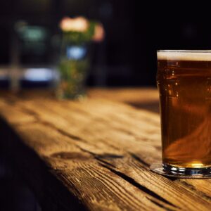 バーカウンターにビール