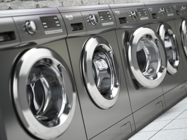 コインランドリーの洗濯機列