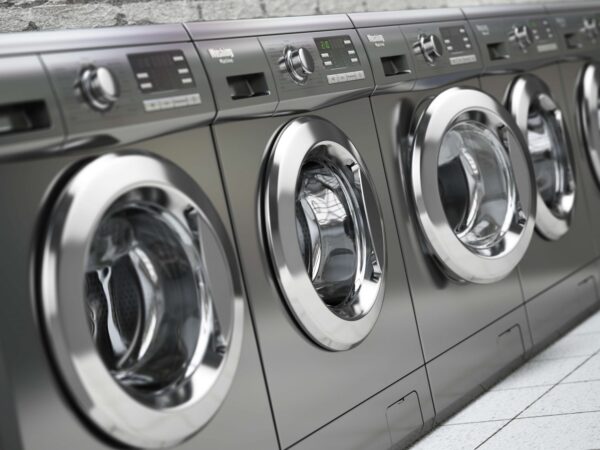 コインランドリーの洗濯機列