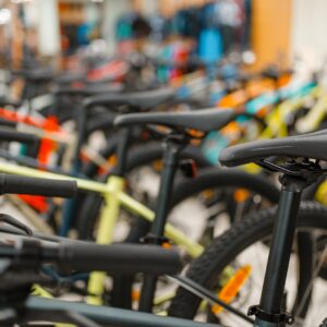 スポーツ・ショップの自転車の列