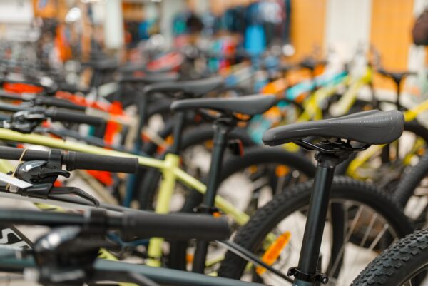 スポーツ・ショップの自転車の列