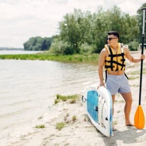 夏のビーチにいるサーファーの男性