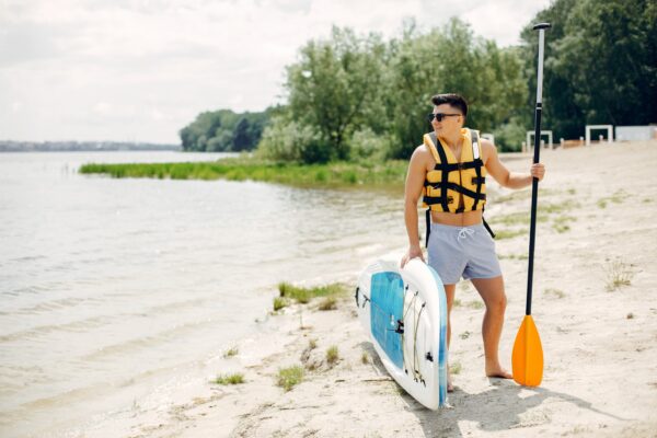 夏のビーチにいるサーファーの男性