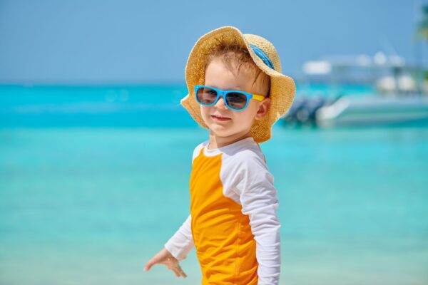 ビーチでサングラスをかけた男の子
