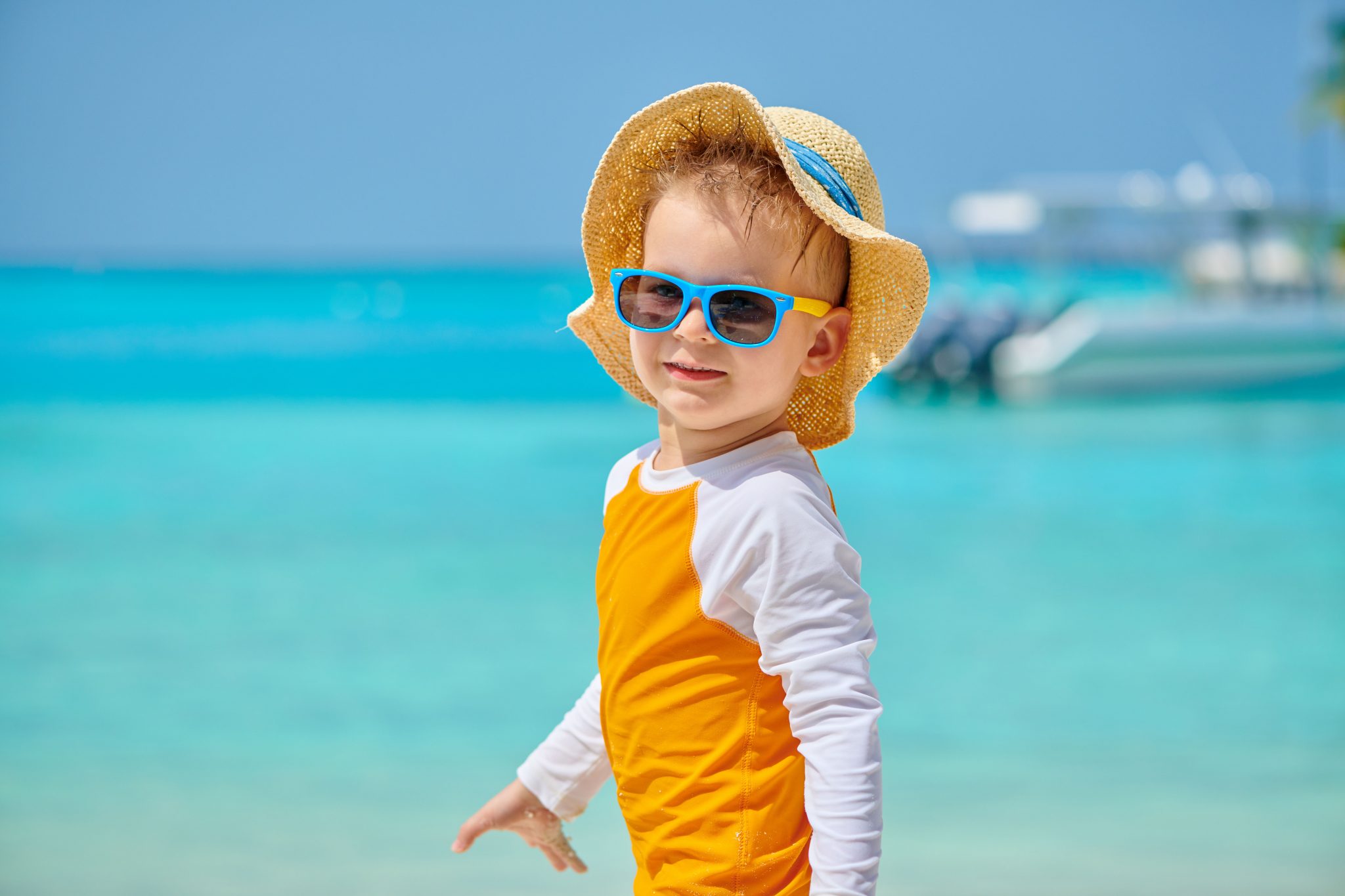 ビーチでサングラスをかけた男の子