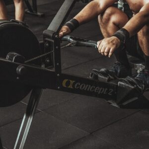フィットネスジムで筋肉トレーニングする男性