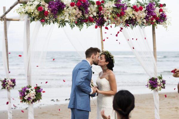 浜辺での結婚式-新郎と新婦のキス
