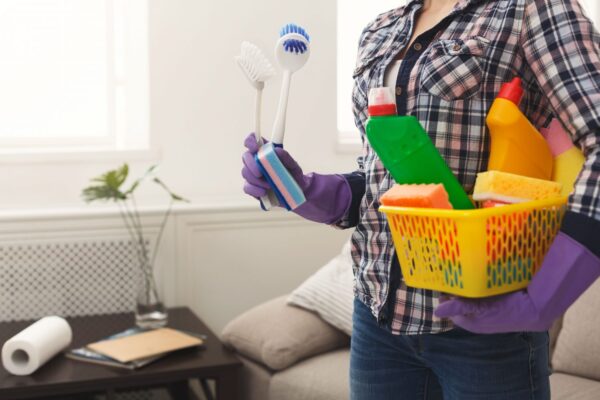 掃除用具を持った女性