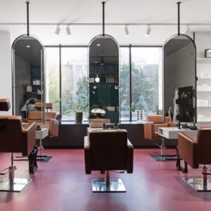 大きな鏡のあるヘアサロン・店内