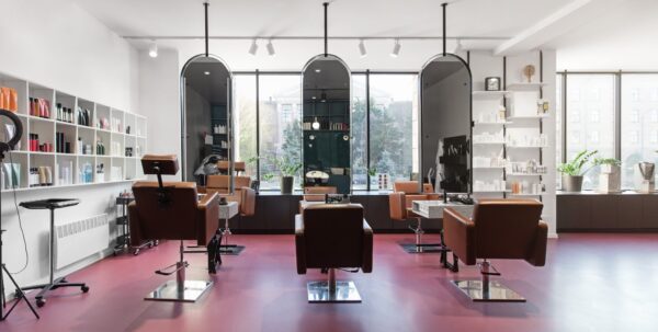 大きな鏡のあるヘアサロン・店内
