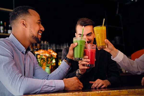 レストランでジュースを飲む友人たち
