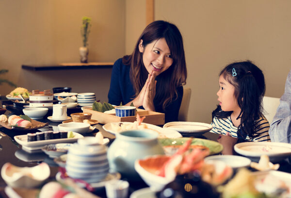 日本料理店で食事をする母娘