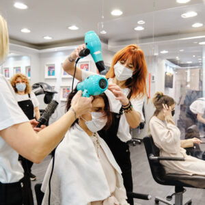 美容スタイリスト・ヘアサロン・髪をセットしているスタイリスト二人