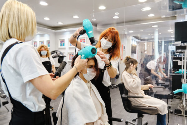 美容スタイリスト・ヘアサロン・髪をセットしているスタイリスト二人