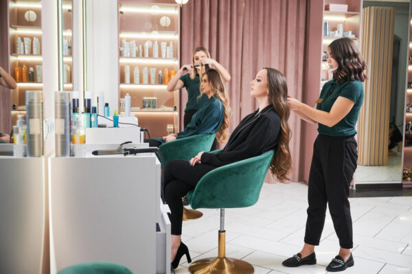 美容師-カール-女性-ヘア-イン-ビューティー-サロン・高級ヘアサロン