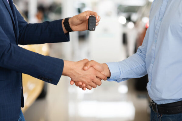 握手する顧客とカーディーラーのアップ・ロサンゼルス・自動車販売店