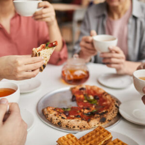 ピザを食べている家族・ハワイ・カフェ・ピザショップ