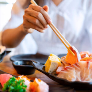 日本料理店で刺身を食べる女性