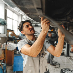 工員-メカニック-下作業-自動車修理 自動車窓修理工場