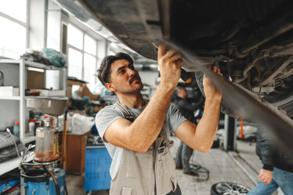 工員-メカニック-下作業-自動車修理 自動車窓修理工場