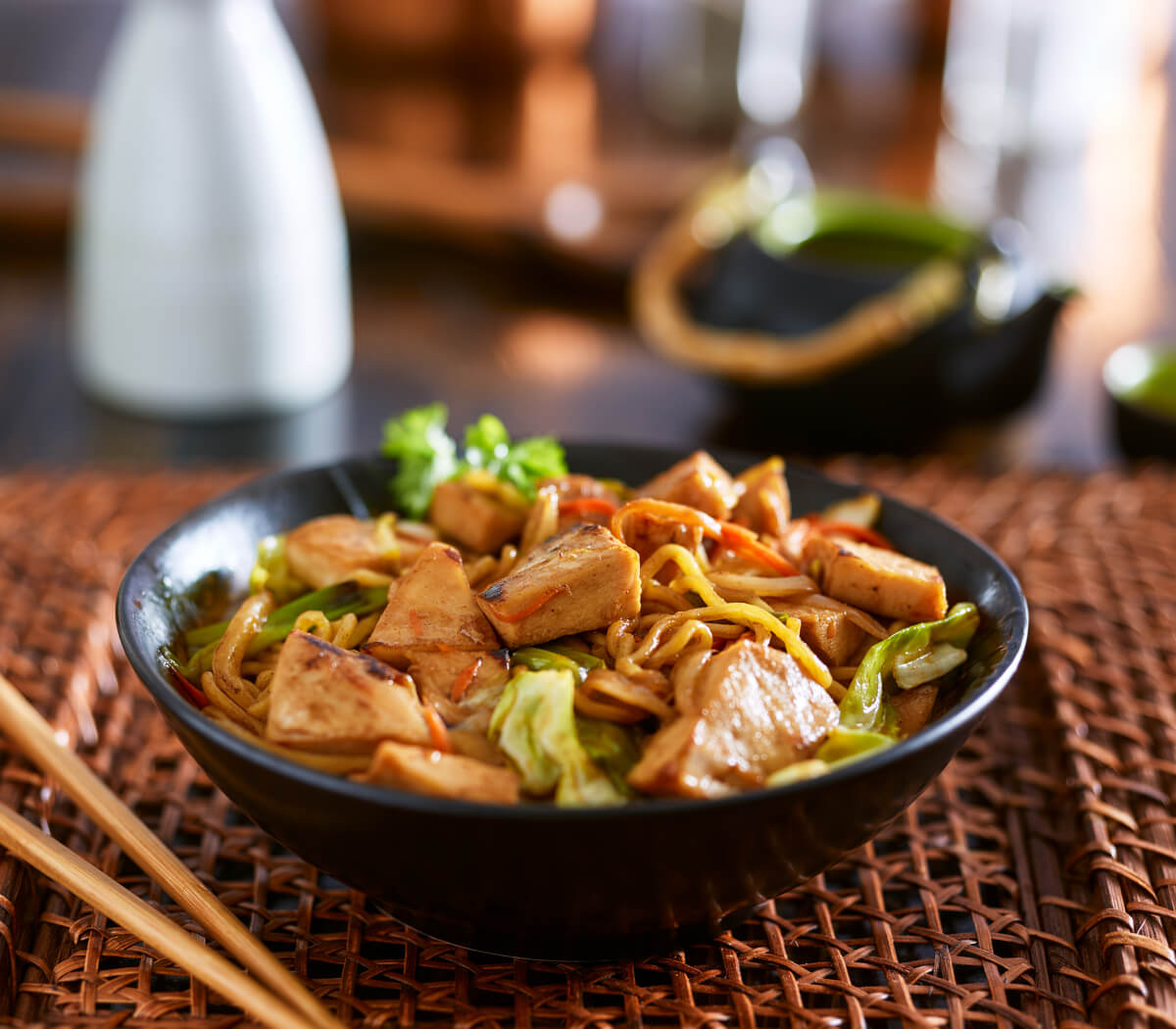 ボウル皿の上に盛り付けられた日本の焼きそば