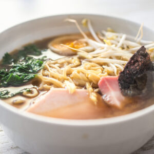 ボウルに入ったラーメン