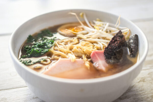 ボウルに入ったラーメン