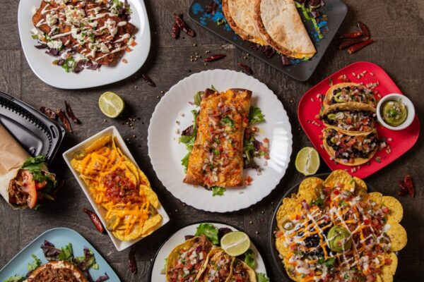 たくさんの並べられたメキシコ料理