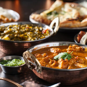 インドカレーやナンが写るインド料理の写真