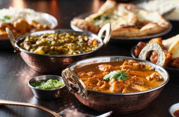 インドカレーやナンが写るインド料理の写真
