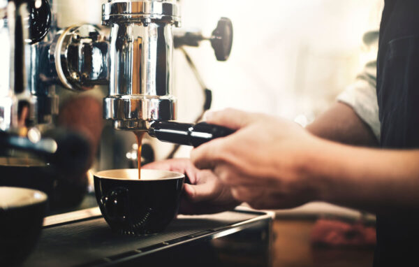 バリスタがコーヒーマシンでコーヒーを作っている