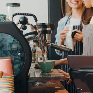 おしゃれなカフェでバリスタがコーヒーを作っている